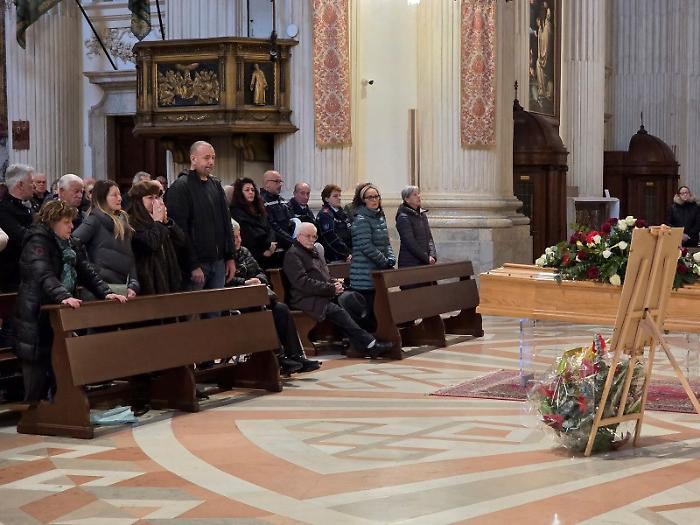 Dolore e commozione all&rsquo;ultimo saluto per Bettoni