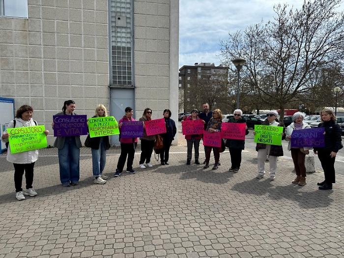 Foligno, sit-in  per il Consultorio di via Aspromonte: &ldquo;Il servizio merita spazi adeguati&rdquo;