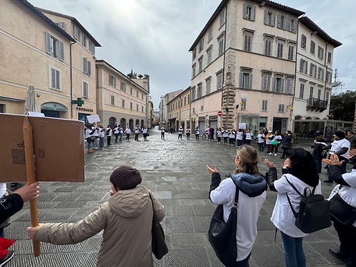 Foligno, maestre in sciopero: &ldquo;Cos&igrave; i nidi non reggono&rdquo;