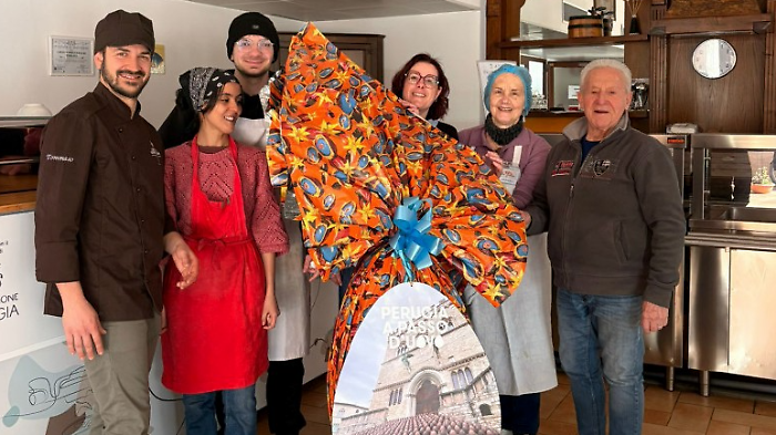 Maxi uovo di cioccolato donato alla mensa della Caritas diocesana di Perugia