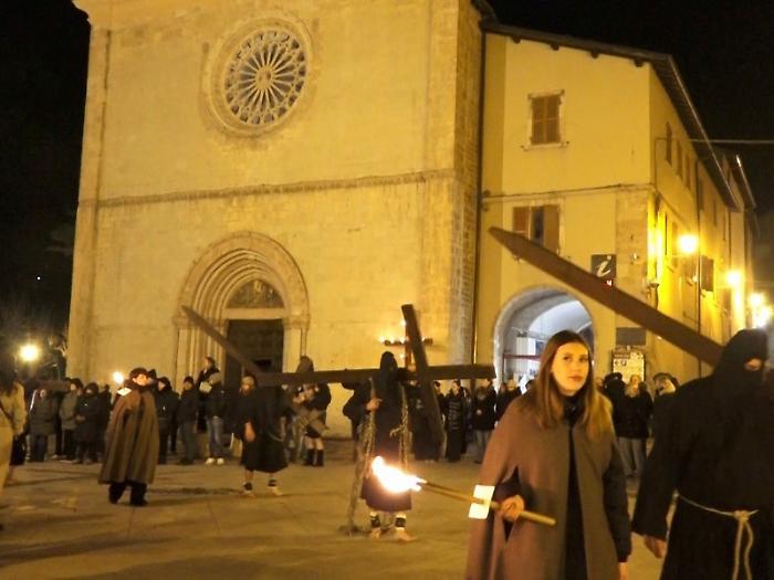 Cascia, grande partecipazione alla Processione del Cristo Morto. Il sindaco De Carolis: &ldquo;Rinnovata una tradizione secolare&rdquo;