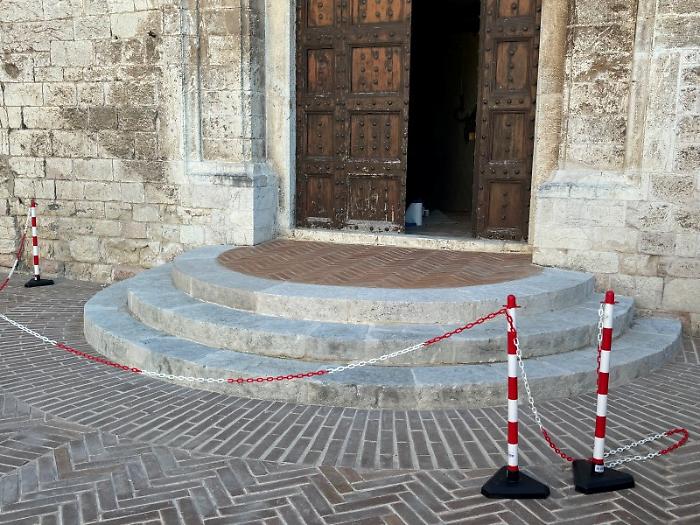 Completati i lavori sugli scalini in pietra di piazza Grande: l'intervento all&rsquo;ex ingresso della Sperelliana