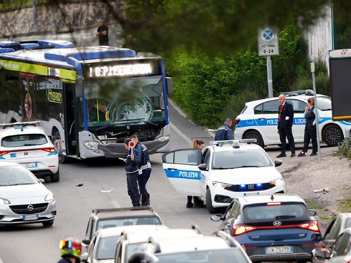 Motorino contro bus in via Piccolpasso: ma il conducente scappa 