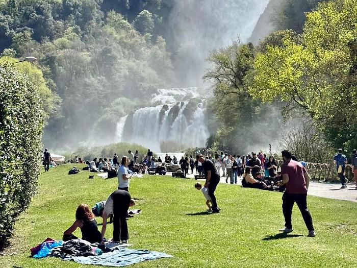 Boom di turisti per cascata delle Marmore e Carsulae: i numeri del fine settimana pasquale 