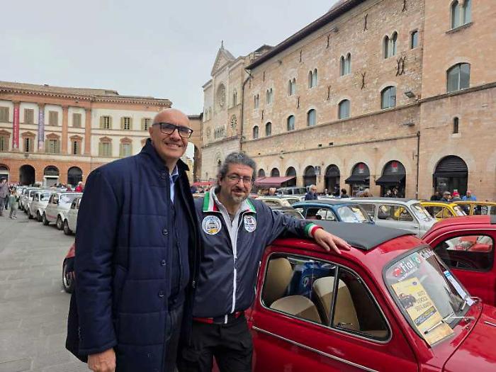 Le Fiat 500 colorano il centro, in piazza della Repubblica la partenza del primo raduno regionale