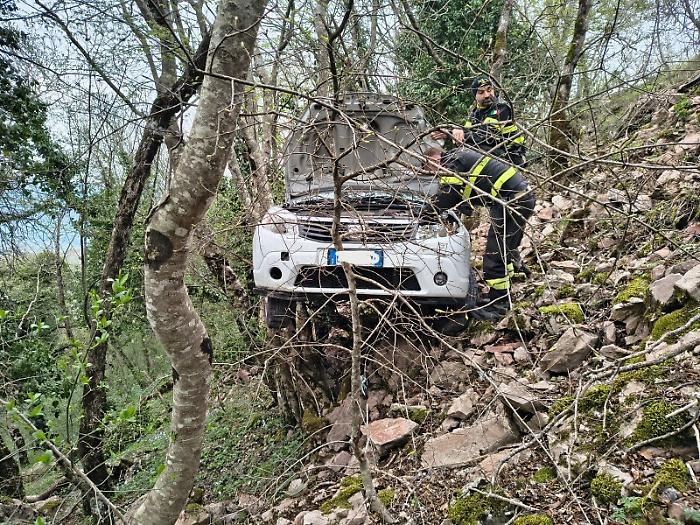Auto in una scarpata, due persone ferite
