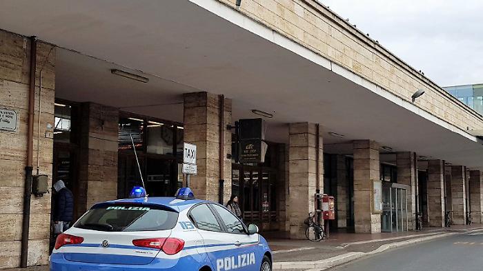 Sorpreso con il bagaglio rubato a una turista:  scatta il divieto di ritorno per 3 anni