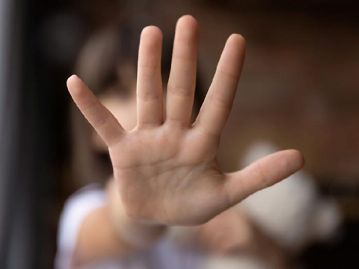 Adescata online a 8 anni e costretta da un uomo a inviare foto intime