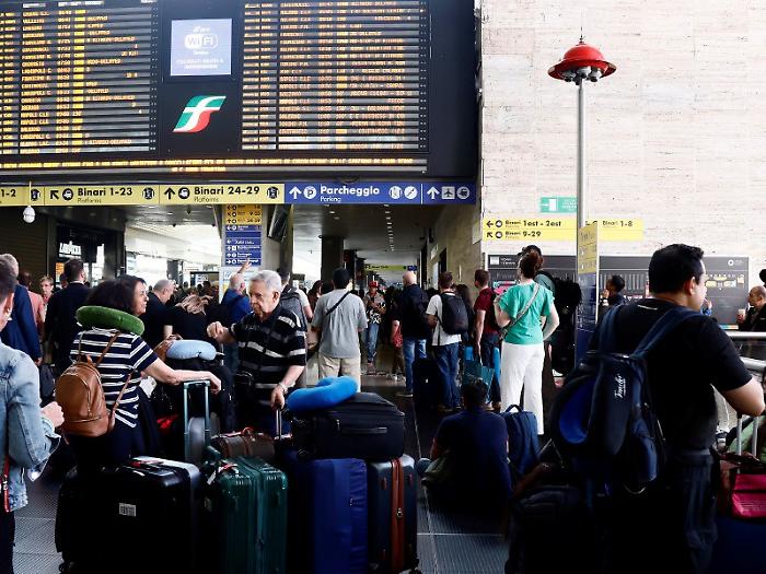 Caos treni,  le testimonianze dei pendolari alle prese con i  disagi che si sono registrati a Roma: &ldquo;Dimenticati per ore alla stazione&rdquo;