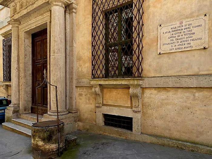 Nuova targa al palazzo del Vignola, l&rsquo;annuncio del sindaco Ruggiano: &ldquo;Verranno incisi i nomi di quanti persero la vita in quella tragedia&rdquo;