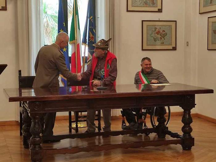 Foligno, grande festa alla Gonzaga per i 100 anni dell'alpino Guglielmo Marini