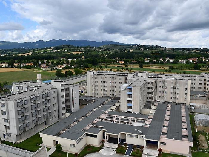 Spoleto, detenuto lancia un monitor contro un ispettore e lo ferisce al volto