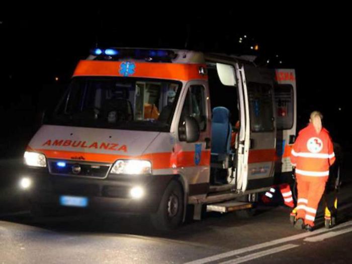 Sale sul muretto dei Tre Archi e cade di sotto: 21enne in codice rosso 