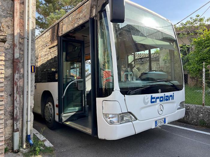 Tentato femminicidio a Stroncone, il racconto choc dell&rsquo;autista del bus: &ldquo;Si &egrave; alzato e ha iniziato a colpirla&rdquo;