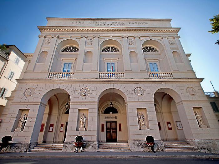 Gli studenti sul palco del Teatro Menotti con "Che sia una storia"
