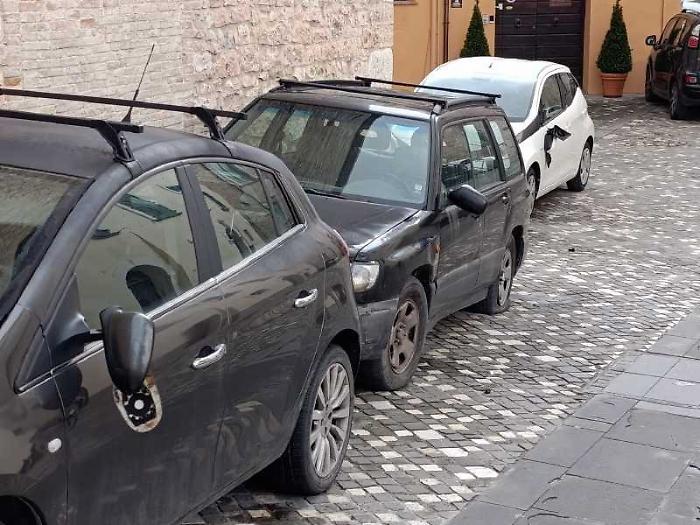 Foligno, vandali scatenati in centro: distrutti gli specchietti di 8 auto
