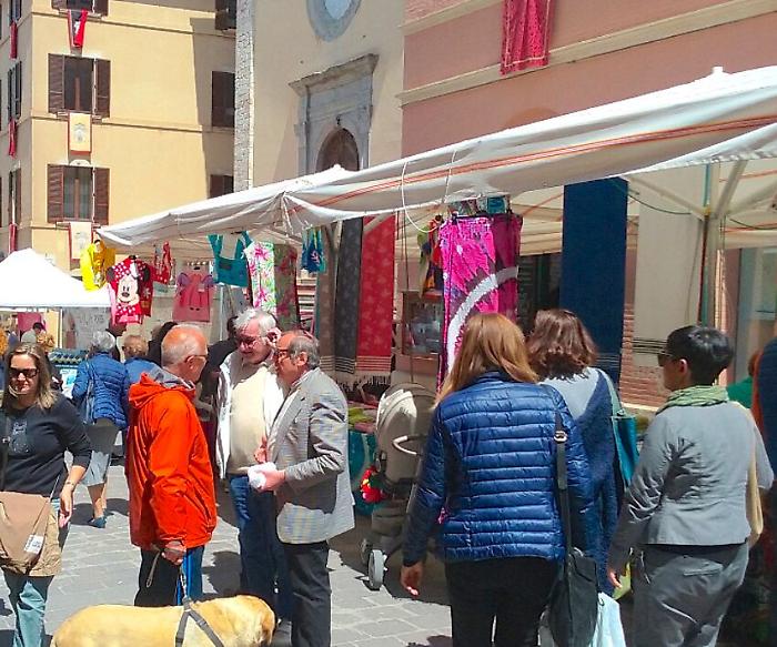 Gubbio, mercato del marted&igrave; in via Teatro Romano e nell?area Ex Seminario. Fiera, tutto confermato