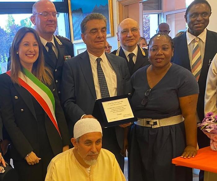 Terni, donata dalle comunità di stranieri una targa al questore