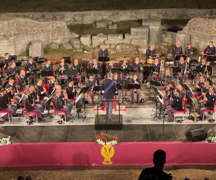 Al teatro romano di Gubbio la banda musicale della polizia incanta con le musiche di Ennio Morricon