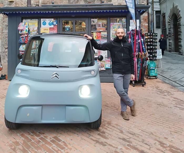Perugia, l'edicola dei Priori affitta una minicar elettrica per muoversi nel centro storico
