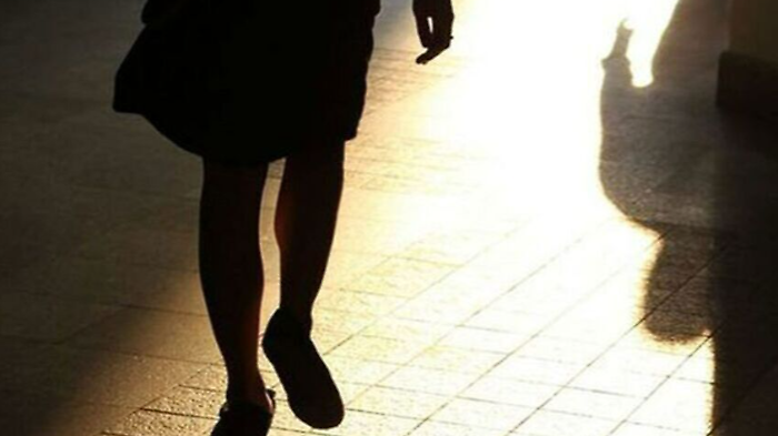 Avvicina la ex in strada nonostante il divieto e la segue: arrestato 42enne 