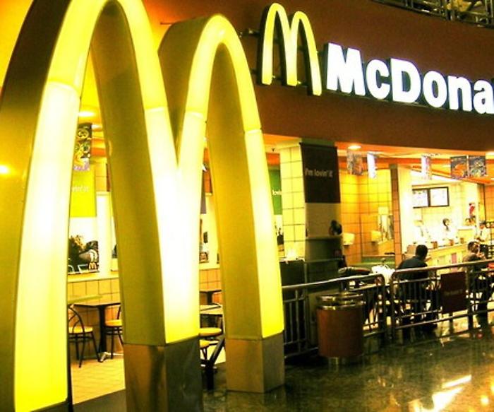 Assisi, spacca al McDonald's: ruba solo spiccioli e viene filmato dalle telecamere di sicurezza