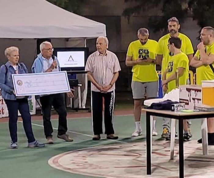 Lotta contro il cancro: donazione all'ospedale coi fondi raccolti al torneo dei quartieri di basket