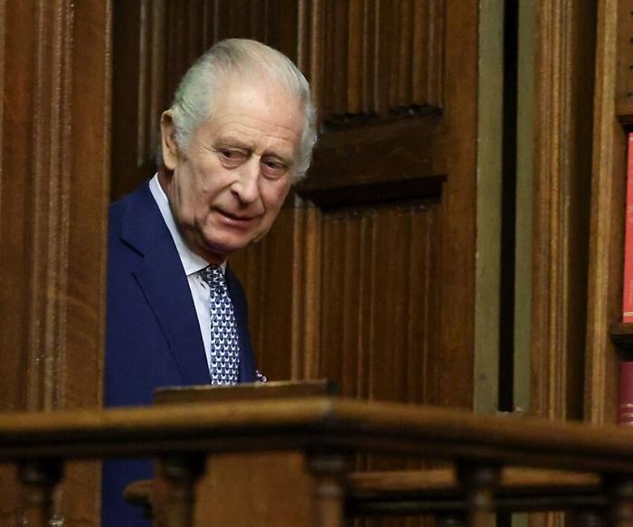 "Re Carlo ha il cancro": annuncio shock di Buckingham Palace. Ha già iniziato le cure