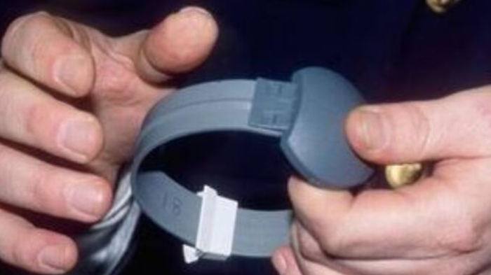 Non poteva avvicinarsi alla ex compagna: il braccialetto elettronico smette di funzionare e finisce ai domiciliari 