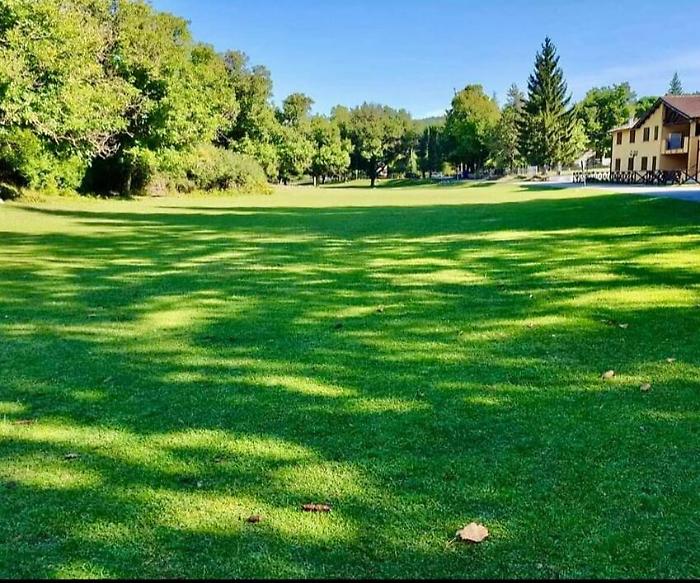 Stroncone, il Comune dà in affitto le aree verdi: manutenzione in cambio di pubblicità. Il bando