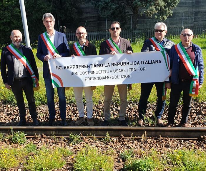 Sei sindaci protestano sui binari: "La linea ferroviaria Siena-Chiusi va migliorata"