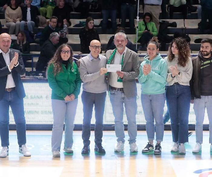 Siena, Io tifo Mens Sana consegna un assegno all'associazione Insieme per i bambini