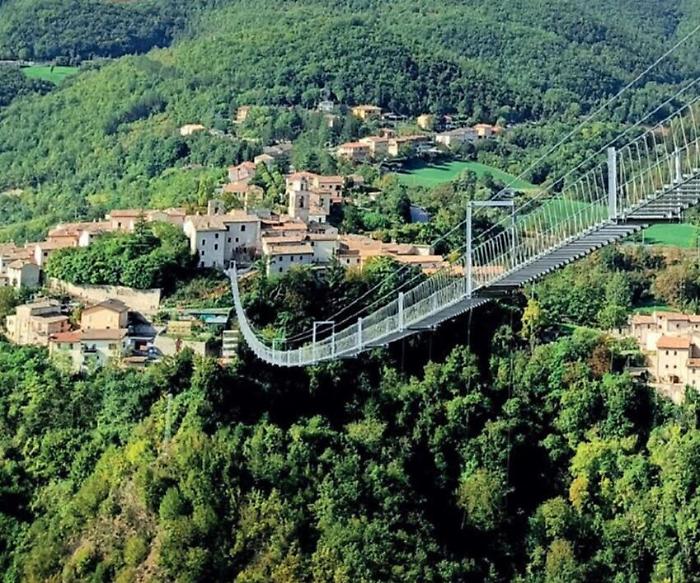 Sellano, inaugurazione del ponte Tibetano più alto d'Europa: 1.023 scalini e 175 metri di altezza