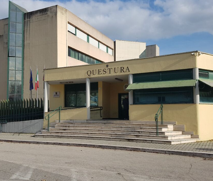 Estorce 150 euro a un'anziana simulando un debito del figlio: 44enne ai domiciliari 