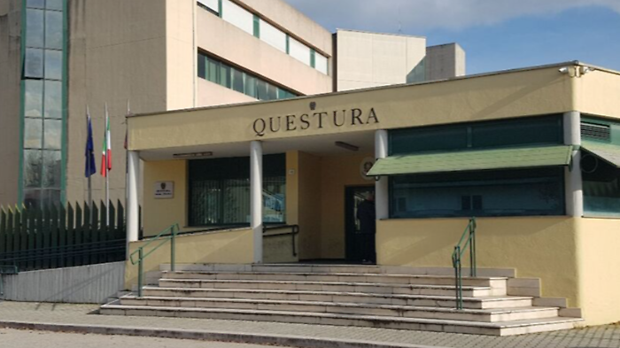 Viola il divieto di avvicinamento ai familiari: ai domiciliari un 47enne 