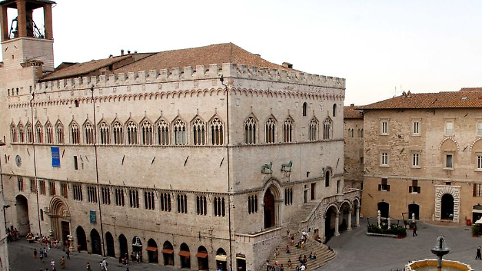 Perugia, la bandiera della Pace esposta a Palazzo dei Priori. Via libera del consiglio comunale