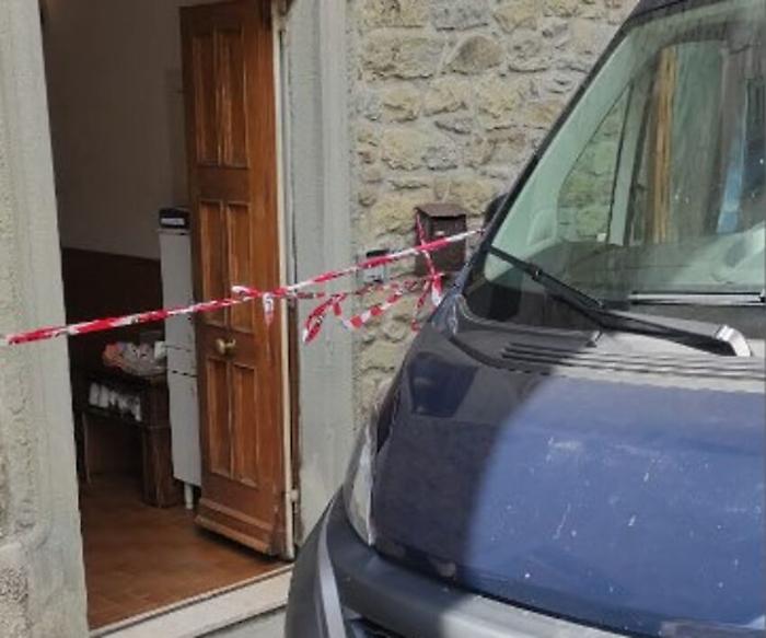 Trasimeno, accoltella la compagna e ferisce la figlia. L'aggressore è in carcere: l'interrogatorio