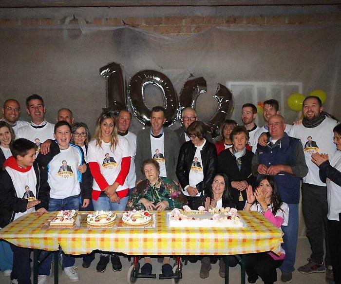 Città di Castello, nonna unzia compie 100 anni. Super famiglia da 7 figli, 11 nipoti e 10 pronipoti