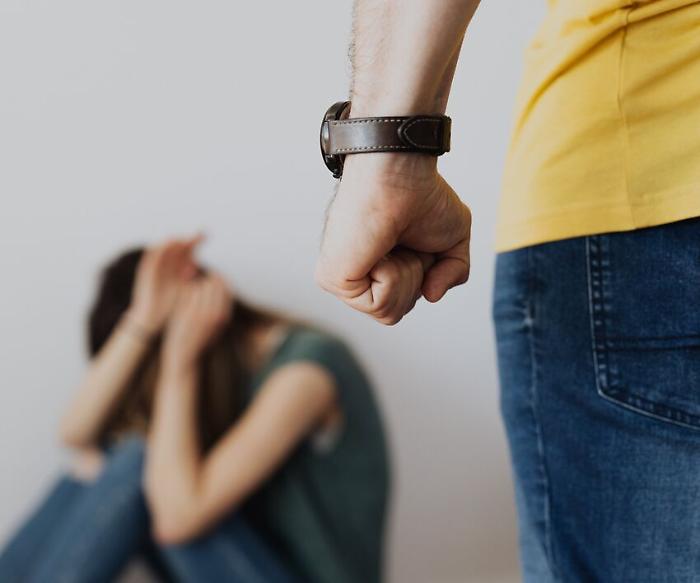 "Aiuto, il babbo picchia la mamma": figlio impaurito chiama la polizia di Assisi che salva la donna dalle violenze. Per l'uomo scattano divieto di avvicinamento e braccialetto elettronico
