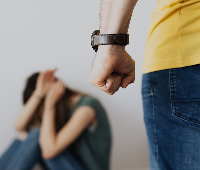 Aggredisce la moglie incinta: divieto di avvicinamento per un 47enne albanese