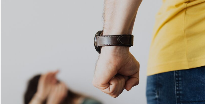 Aggredisce la moglie incinta: divieto di avvicinamento per un 47enne albanese