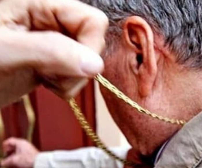 Tenta di rubare con la tecnica dell'abbraccio una collana d'oro a un 63enne: denunciata una 23enne