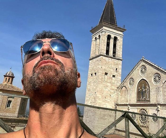 Don Matteo 14, Raoul Bova a petto nudo prende il sole davanti al duomo di Spoleto