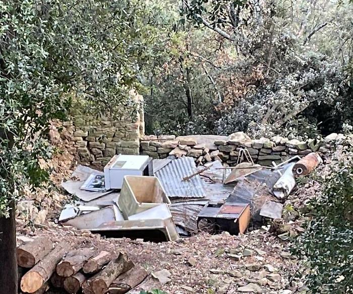 Rifiuti speciali tra i ruderi del castello, 10 mesi dopo area ancora sotto sequestro: ripristino e bonifica in alto mare