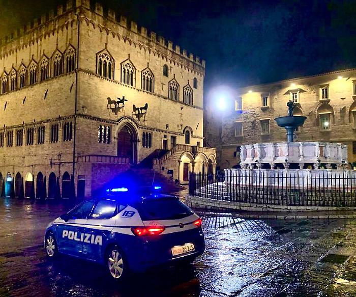 Bastonate al kebab e buttafuori aggrediti: perquisizioni e misure cautelari della polizia 