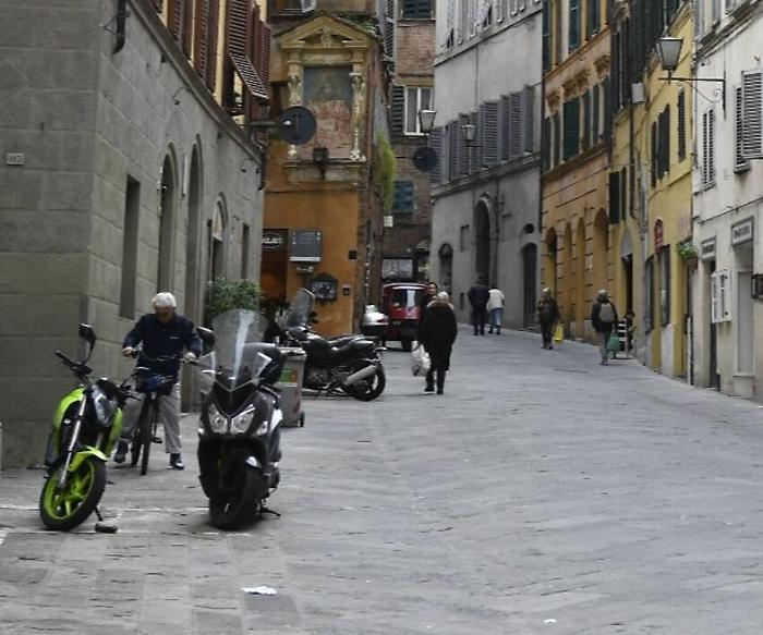 Siena, via Pantaneto tra la "movida" notturna e la richiesta di un parcheggio nelle vicinanze
