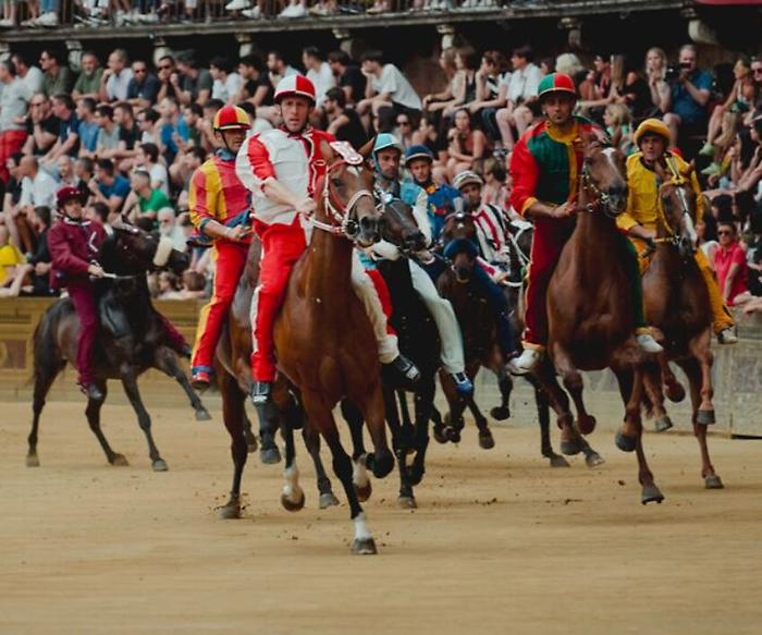 Palio di Siena, sicuri della monta Atzeni, Bartoletti e Carlo Sanna. Molte strade per Bellocchio