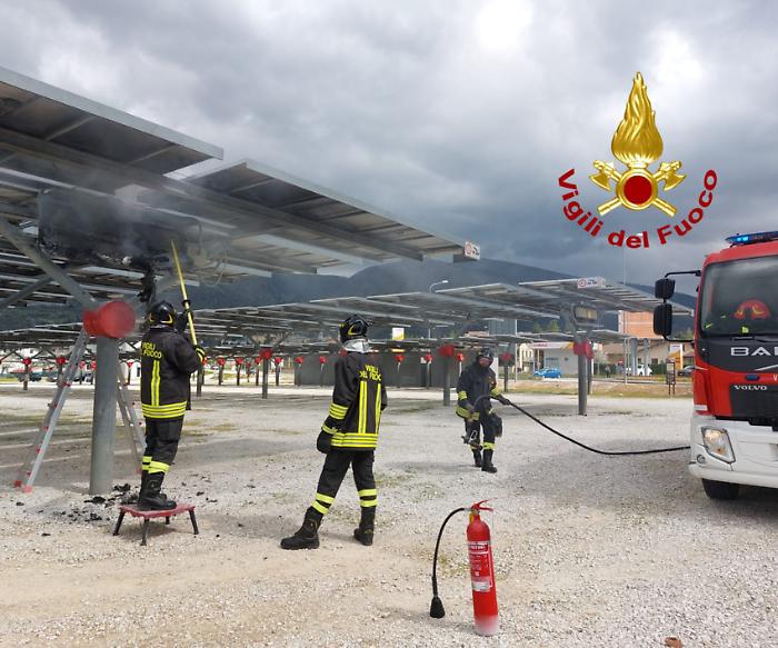 Pannelli fotovoltaici in fiamme: intervento immediato dei vigili del fuoco. Nessun ferito