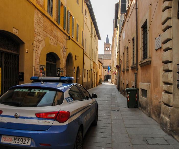 Foligno, evade dai domiciliari e aggredisce un cliente di un bar: in manette 26enne