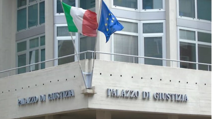 Si agita alla vista della polizia e viene sorpreso con hashish, cocaina e contanti. Arrestato cittadino marocchino